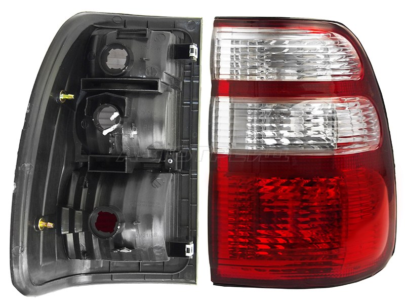 Фонарь задний Toyota Land Cruiser (J100) 02-05 / Land Cruiser Cygnus 02-05 (Справа)