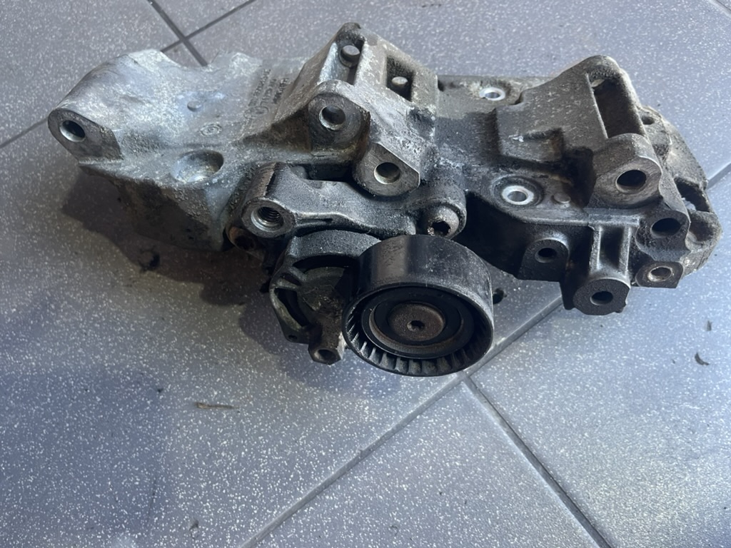 Кронштейн генератора BMW 11168506863 с роликом